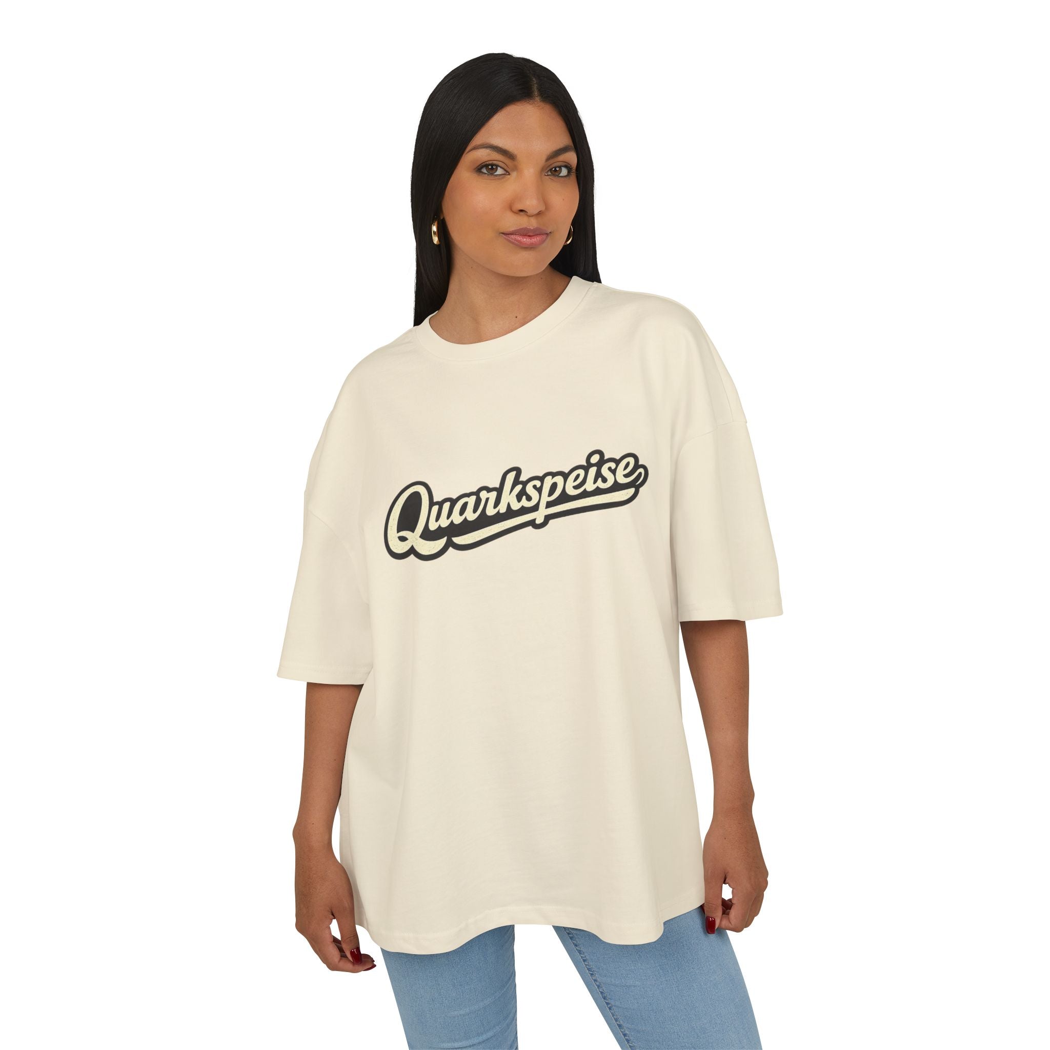 Quarkspeise Retro Script Box Tee — Vintage Grafik T-Shirt