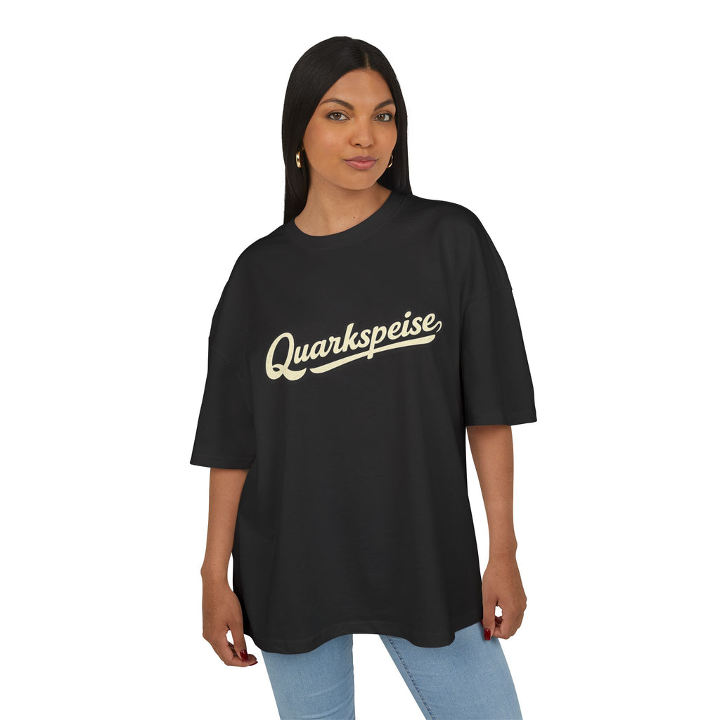 Quarkspeise Retro Script Box Tee — Vintage Grafik T-Shirt