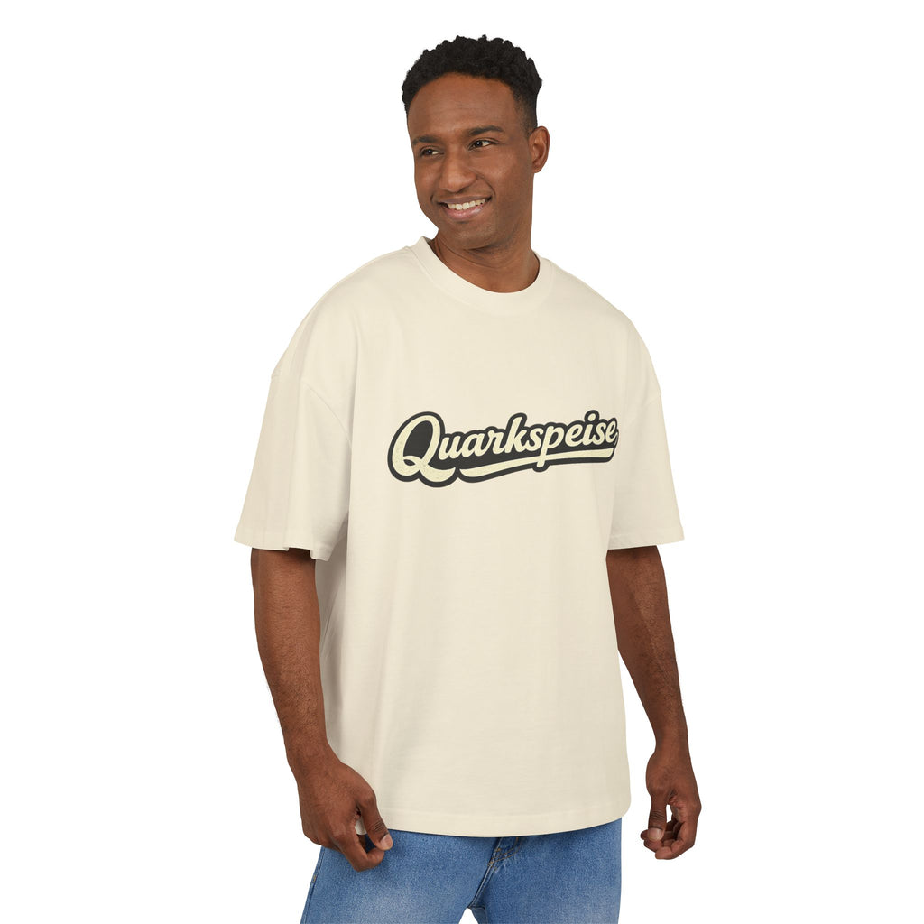 Quarkspeise Retro Script Box Tee — Vintage Grafik T-Shirt